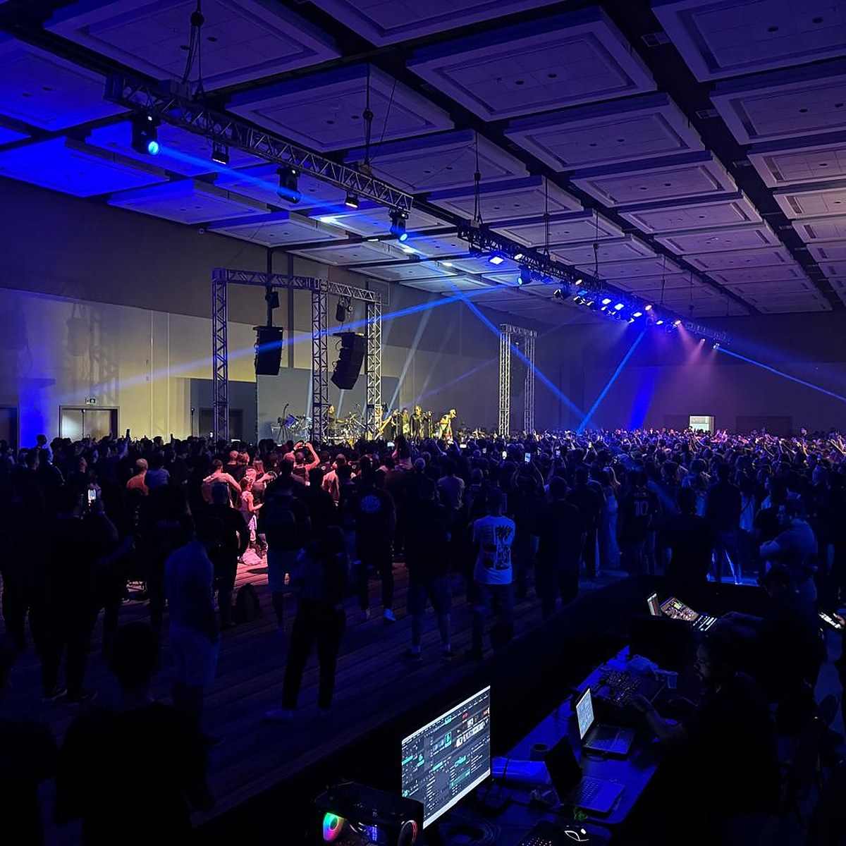 Show com multidão quadrado