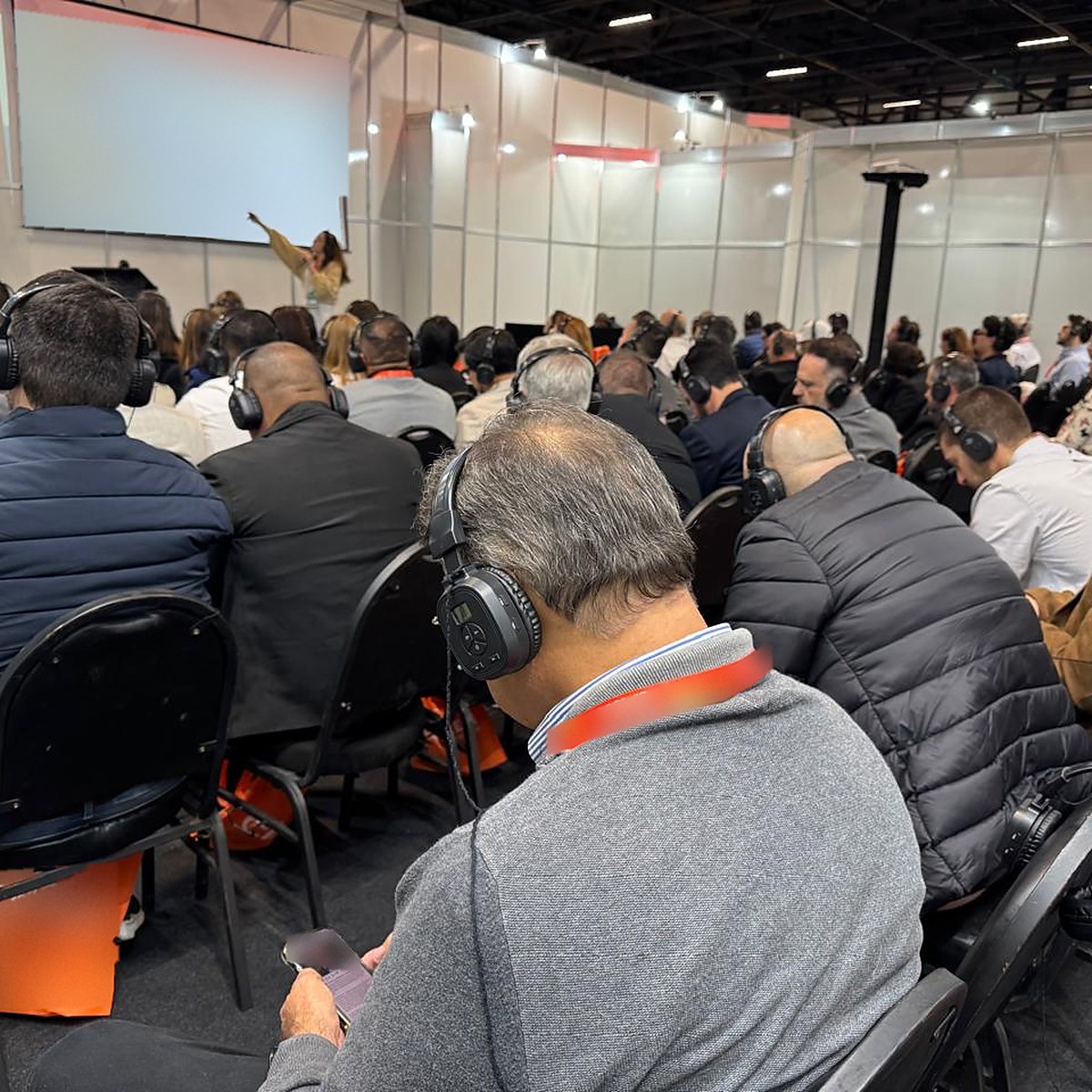 Plateia com fones, congresso internacional quadrado