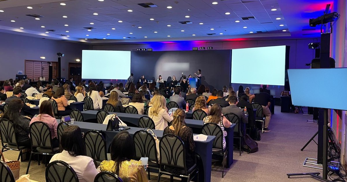 Sala com monitor de retorno paisagem
